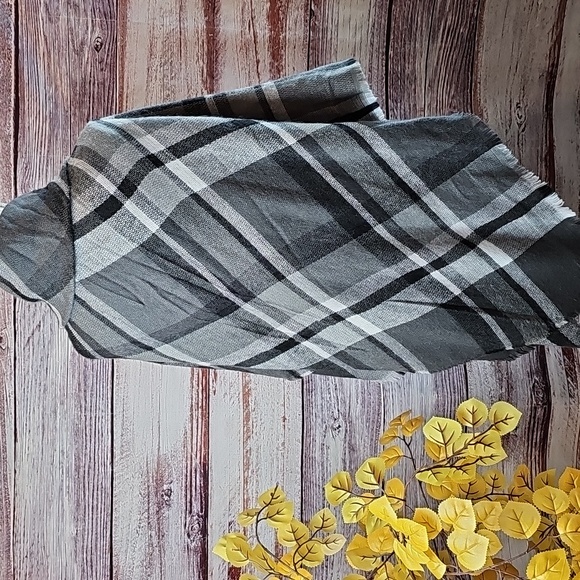 APT. 9 GRAY PLAID PONCHO HOUNDSTOOTH FRONT CLOSURE - Picture 5 of 11